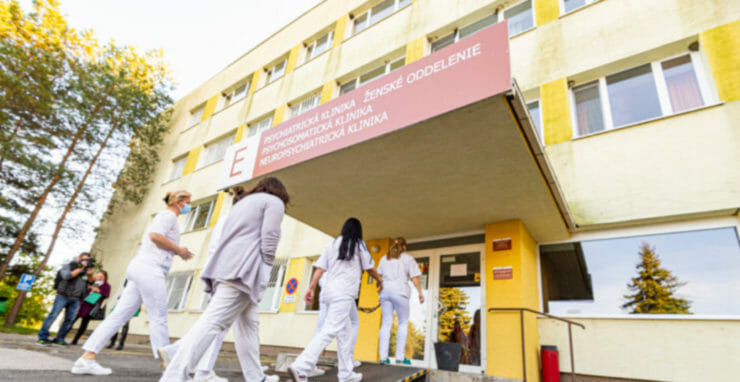 Budova, kde slávnostne otvorili zrekonštruované priestory Neuropsychiatrickej kliniky SZÚ v Psychiatrickej nemocnici Philippa Pinela v Pezinku