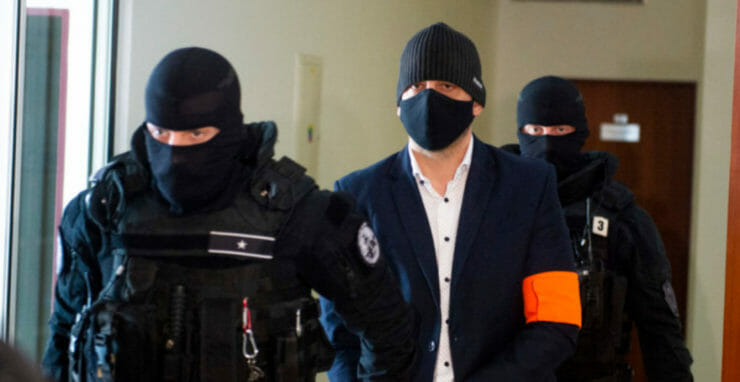 Obžalovaný Peter Gašparovič počas príchodu na pojednávanie na Špecializovanom trestnom súde (ŠTS) 21. októbra 2021 v Pezinku.