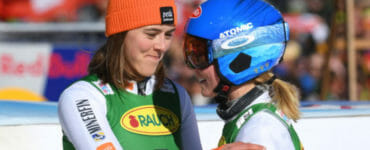 Petra Vlhová (vľavo) gratuluje Američanke Mikaele Shiffrinovej k víťazstvu.