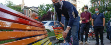 Alessandro Zan natiera lavičku v dúhových farbách v Miláne.