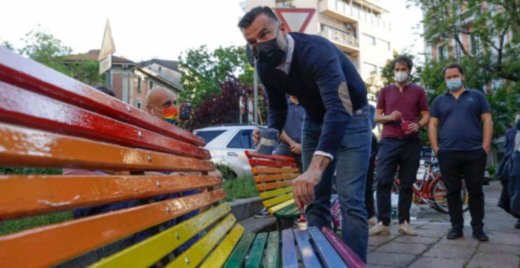 Alessandro Zan natiera lavičku v dúhových farbách v Miláne.