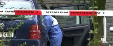 Polícia pred bytovkou v byte v Solingene, kde našli pred rokom telá detí.