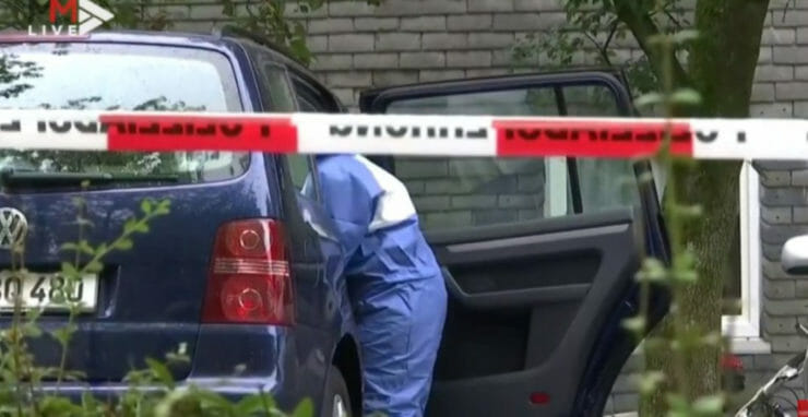 Polícia pred bytovkou v byte v Solingene, kde našli pred rokom telá detí.