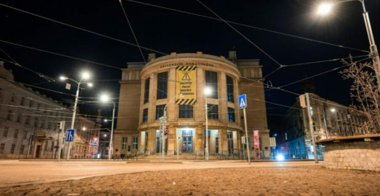 Na budove Univerzity Komenského v Bratislave svieti nápúis "Protest".