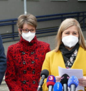 Županka Erika Jurinová (v žltom kabáte)