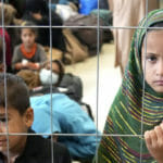 Na ilustračnej snímke afganské deti za plotom.