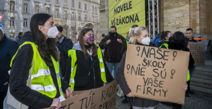 Študenti pred protestným pochodom za slobodné vysoké školy v Bratislave 10. novembra 2021.