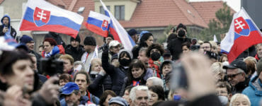 Dav protestujúcich ľudí čaká na príhovor predsedu strany SMER-SD Roberta Fica.