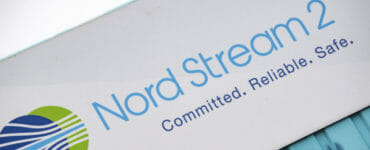 Značka s nápisom Severný prúd 2 (Nord Stream 2) visí nad namaľovanou mapou 16. novembra 2021 v nemeckom Lubmine.