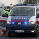 Policajti kontrolujú vodičov, ktorí chcú opustiť rakúske mesto Wiener Neustadt v sobotu 13. marca 2021.