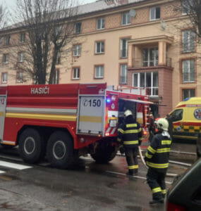 Žilinská bytovka, ktorú zasiahol požiar, pri ktorom zahynula žena.