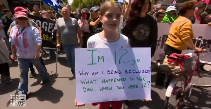 Videosnímka z protestu v austrálskom meste Melbourne.
