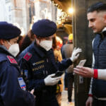 Policajti kontrolujú návštevníkom covidpasy na vianočných trhoch vo Viedni 17. novembra 2021.