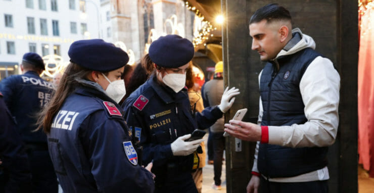 Policajti kontrolujú návštevníkom covidpasy na vianočných trhoch vo Viedni 17. novembra 2021.