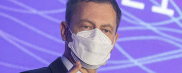 Premiér Eduard Heger (OĽaNO) počas príhovoru na Stredoeurópskej energetickej konferencii na tému Zelená obnova po pandémii 22. novembra 2021 v Bratislave.