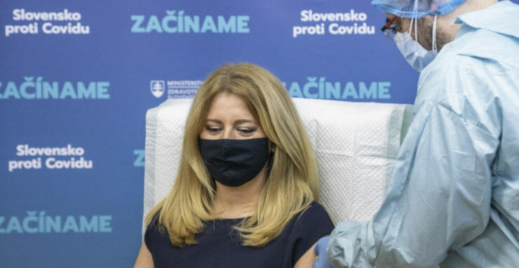 Zuzana Čaputová počas očkovania 27. decembra 2020.