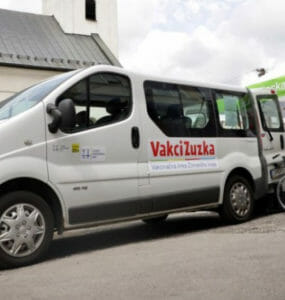 VakciZuzka je mobilná očkovacia jednotka, ktorá jazdí po Žilinskom kraji.