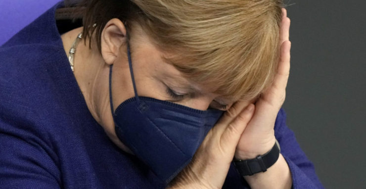 Nemecká kancelárka Angela Merkelová s ochranným respirátorom.