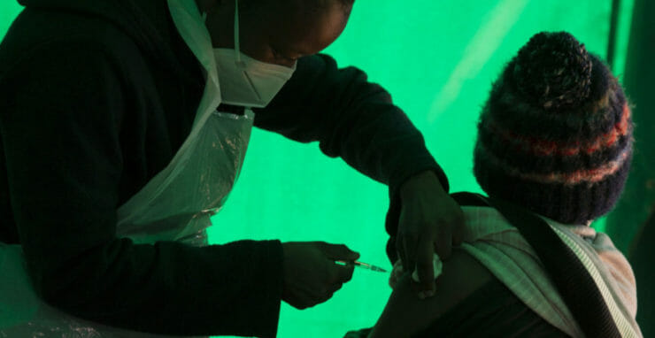 Na ilustračnej snímke očkovanie v africkom Johannesburgu.