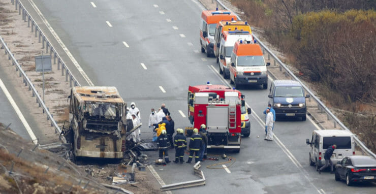 Hasiči a forenzní experti vyšetrujú na mieste nehody autobusu v bulharskom Bosneku 23. novembra 2021.