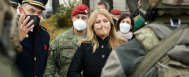 Na ilustračnej snímke prezidentka Zuzana Čaputová medzi vojakmi.