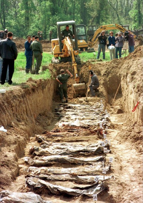 Na snímke z 28.apríla 1998 exhumácia pozostatkov obetí z masového hrobu v Ovčare pri Vukovare vo východnom Chorvátsku.