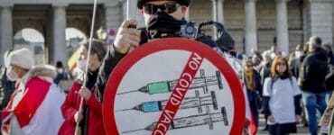 Protest ľudí vo VIedni proti sprísneniu pandemických opatrení v sobotu 20. novembra 2021. Rakúska v tom čase plánovala zaviesť plošný lockdown.