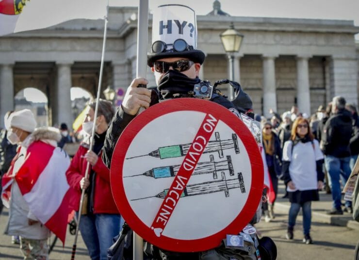Protest ľudí vo VIedni proti sprísneniu pandemických opatrení v sobotu 20. novembra 2021. Rakúska v tom čase plánovala zaviesť plošný lockdown.