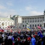 Ľudia protestujú proti sprísneniu pandemických opatrení vo Viedni.