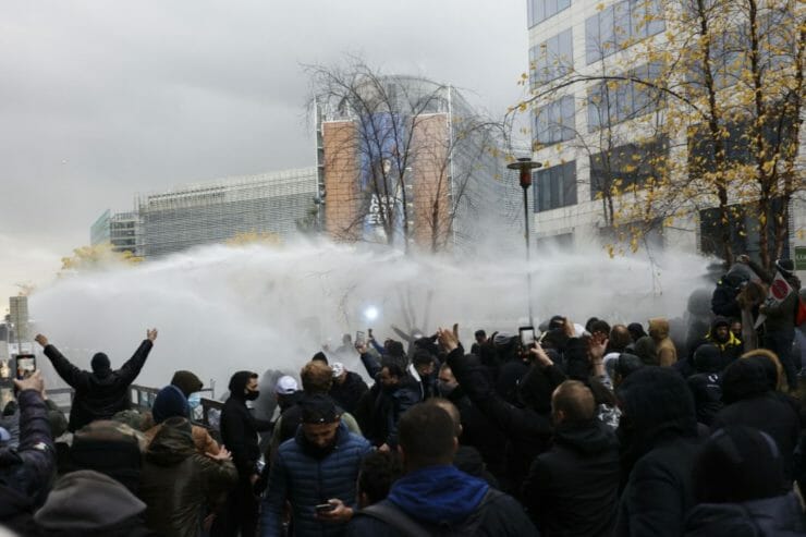 Polícia používa vodné delo počas protestu proti sprísňovaniu opatrení zameraných na spomalenie šírenia koronavírusu v centre Bruselu v nedeľu 21. novembra 2021.