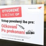 Oznam o vstupe povolenom iba pre OP očkovaných a po prekonaní COVID-19 na vstupných dverách nákupného centra Laugaricio, 22. novembra 2021 v Trenčíne.