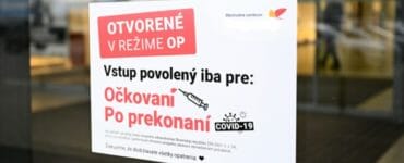 Oznam o vstupe povolenom iba pre OP očkovaných a po prekonaní COVID-19 na vstupných dverách nákupného centra Laugaricio, 22. novembra 2021 v Trenčíne.