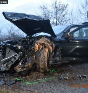 Pohľad na doslova zošrotované auto, ktoré 18-ročný chlapec riadil.