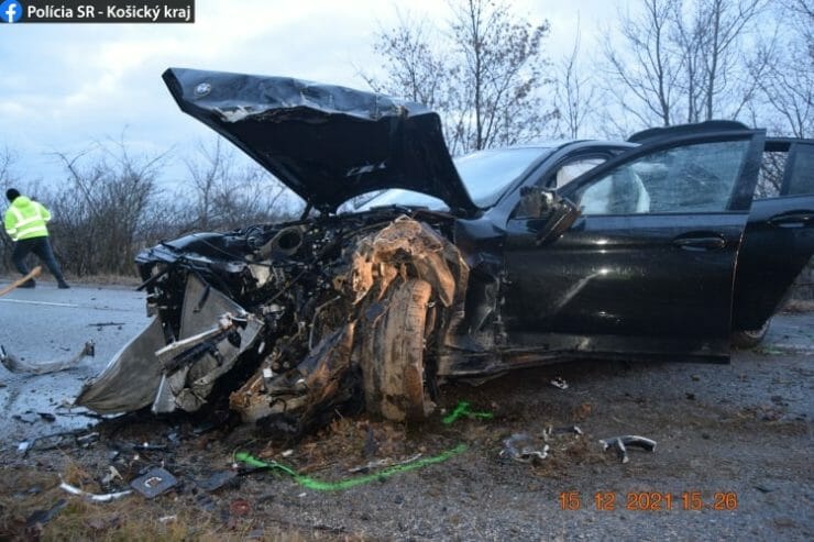 Pohľad na doslova zošrotované auto, ktoré 18-ročný chlapec riadil.