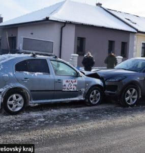 Pohľad na kolíziu áut v Poprade.
