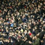 Fanúšikovia Brentfordu skandujú pred futbalovým zápasom anglickej ligy Premier League FC Brentford - FC Watford v Londýne 10. decembra 2021.