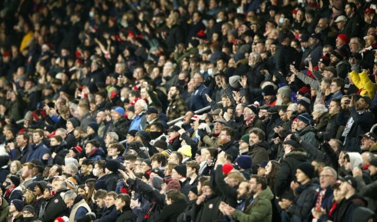 Fanúšikovia Brentfordu skandujú pred futbalovým zápasom anglickej ligy Premier League FC Brentford - FC Watford v Londýne 10. decembra 2021.