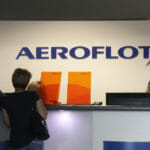 Zákazníci stoja pri pulte ruskej leteckej spoločnosti Aeroflot