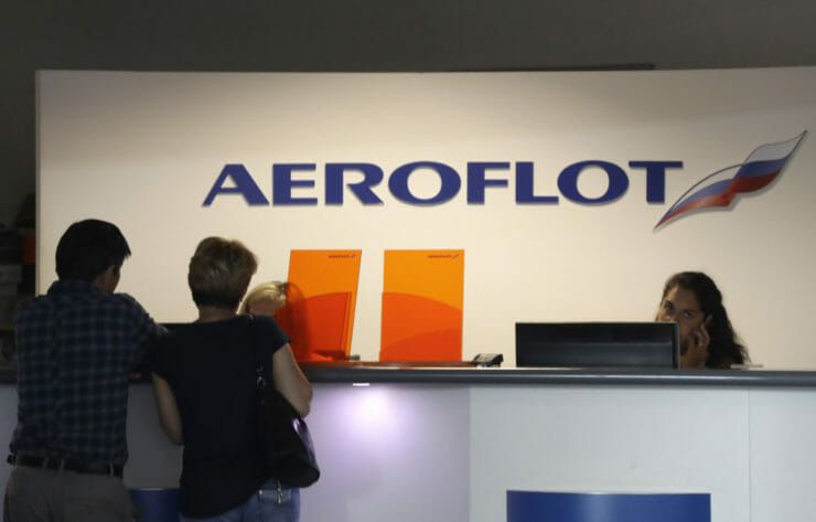 Zákazníci stoja pri pulte ruskej leteckej spoločnosti Aeroflot
