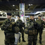 Ozbrojení vojaci hliadkujú na železničnej stanici Montparnasse v Paríži 2. októbra 2017.