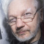 Zakladateľ Wikileaks Julian Assange odchádza vo väzenskom aute po pojednávaní na Westminsterskom magistrátnom súde v Londýne v pondelok 13. januára 2020.