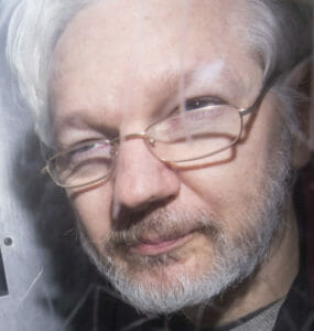 Zakladateľ Wikileaks Julian Assange odchádza vo väzenskom aute po pojednávaní na Westminsterskom magistrátnom súde v Londýne v pondelok 13. januára 2020.
