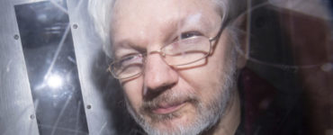 Zakladateľ Wikileaks Julian Assange odchádza vo väzenskom aute po pojednávaní na Westminsterskom magistrátnom súde v Londýne v pondelok 13. januára 2020.