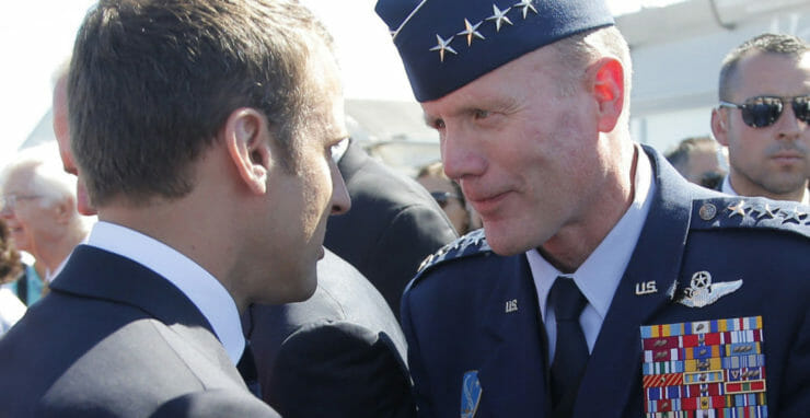 Americký generál Tod Wolters (vpravo) počas stretnutia s Emanulem Macronom.