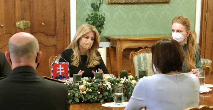 Zuzana Čaputová (vľavo) a Mária Kolíková (chrbtom) počas spoločného stretnutia v Prezidentskom paláci.