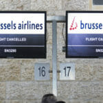Na ilustračnej snímke cestujúci čakajú pri stánku leteckej spoločnosti Brussels Airlines.