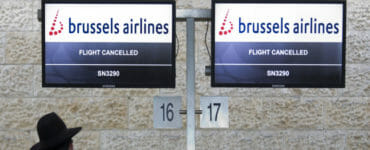 Na ilustračnej snímke cestujúci čakajú pri stánku leteckej spoločnosti Brussels Airlines.