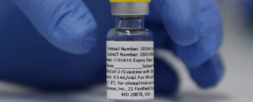 Ampulka s vakcínou proti ochoreniu COVID-19 od americkej spoločnosti Novavax.