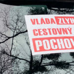 Nálepka na jednom z áut účastníkov protestu v Bratislave.