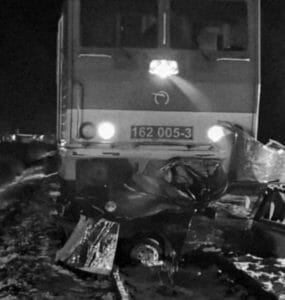 Rušeň rozdrv osobný automobil doslova na šrot.